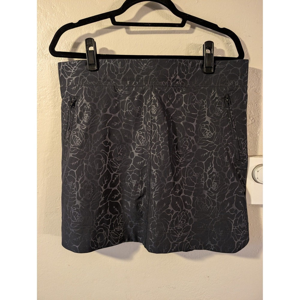 Orvis womens Black with floral design athletic / Golf Skirt size M